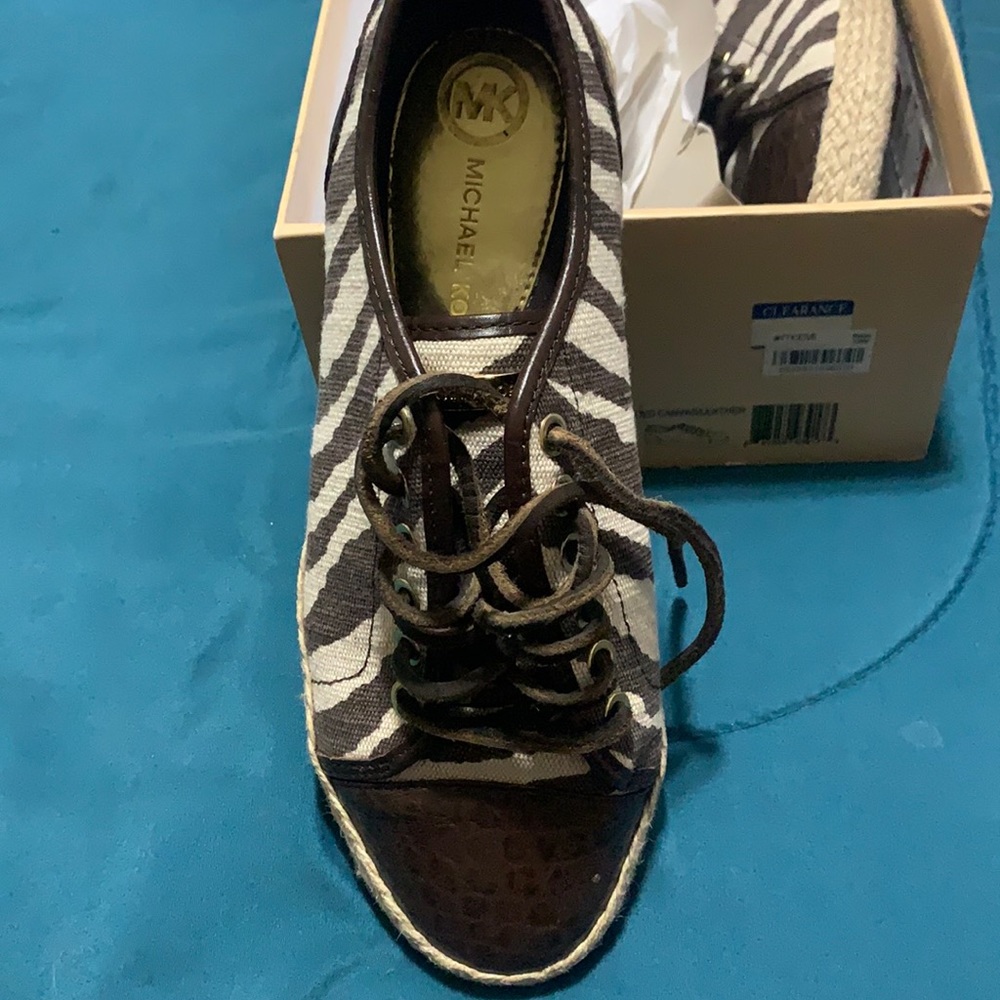 Printed canvas sneaker